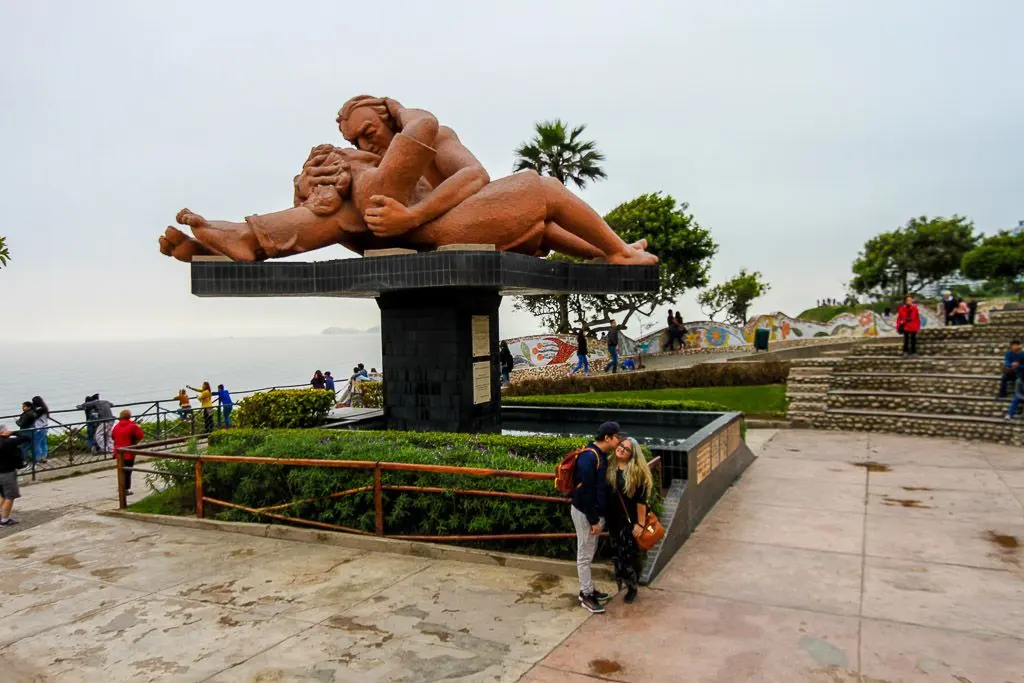 El Beso by Víctor Delfín in Parque del Amor