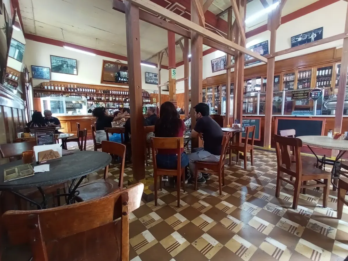 Tables and the traditional wooden counter in Bar Cordano.