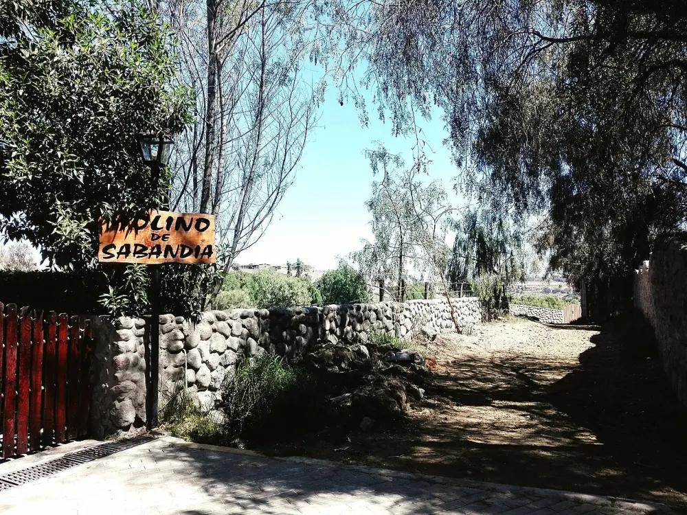 The entrance and gardens at Molino de Sabandía