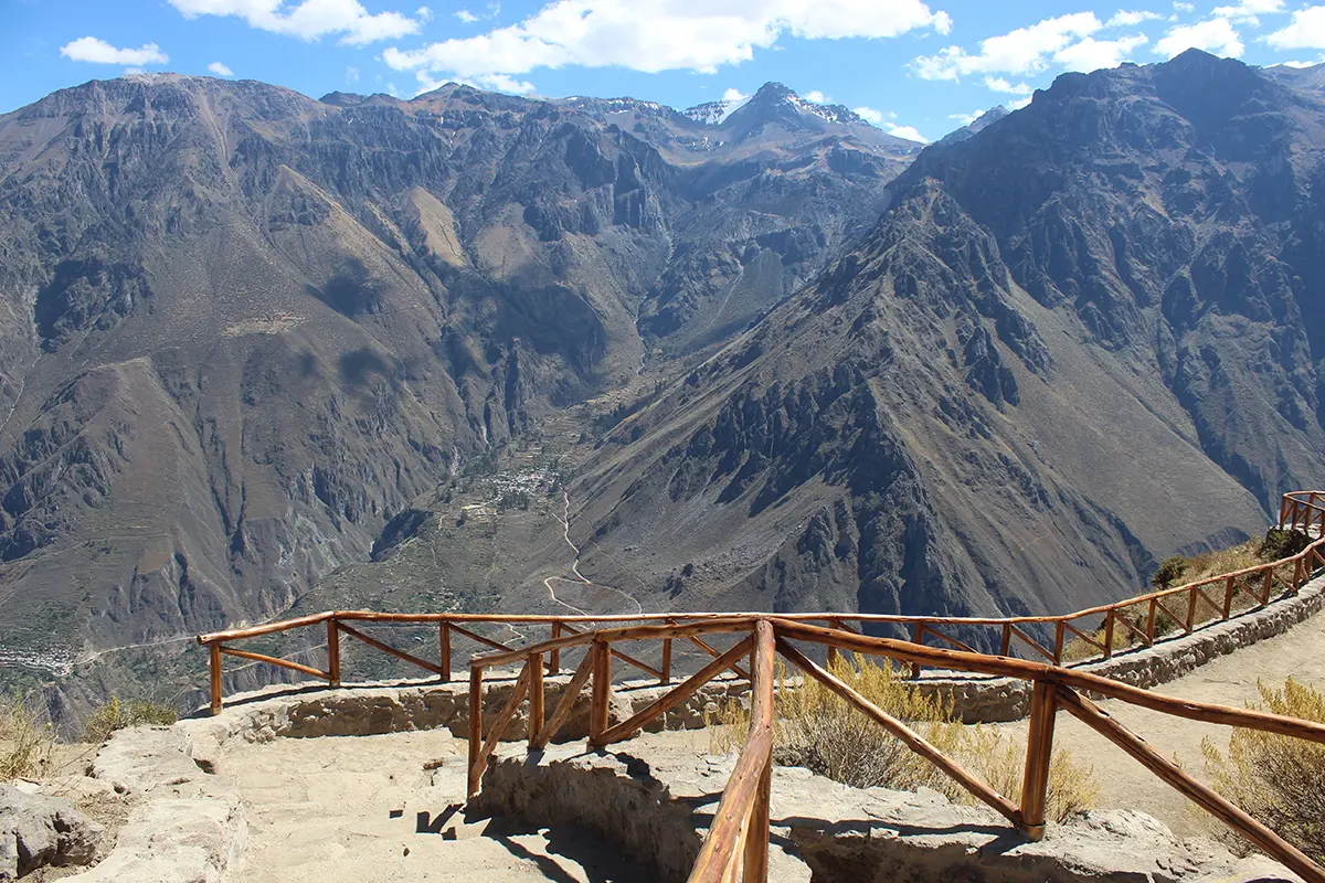 The canyon view and marked path at Mirador de Tapay