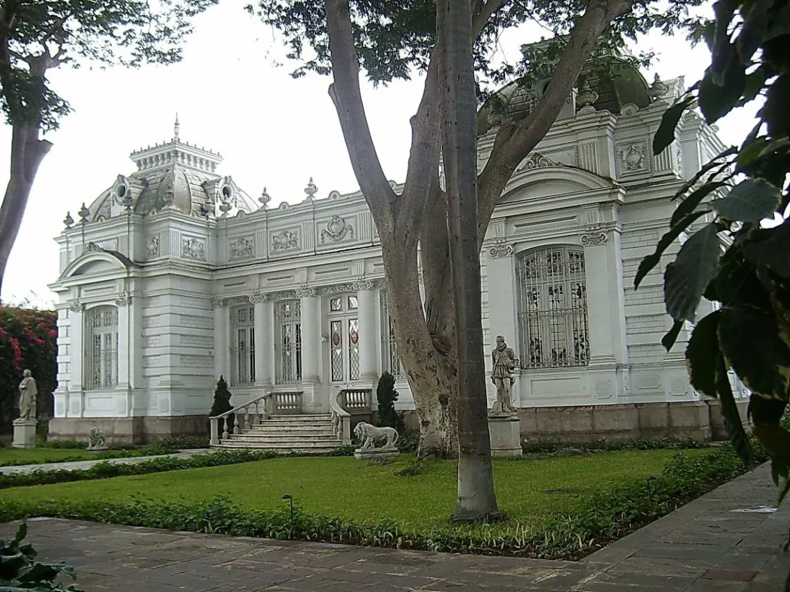 The white facade and gardens of Museo Pedro de Osma