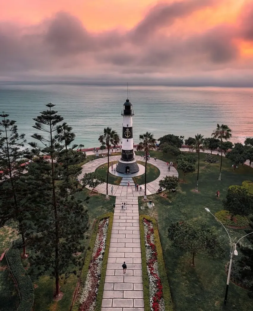 The lighthouse and Pacific at dusk in Miraflores