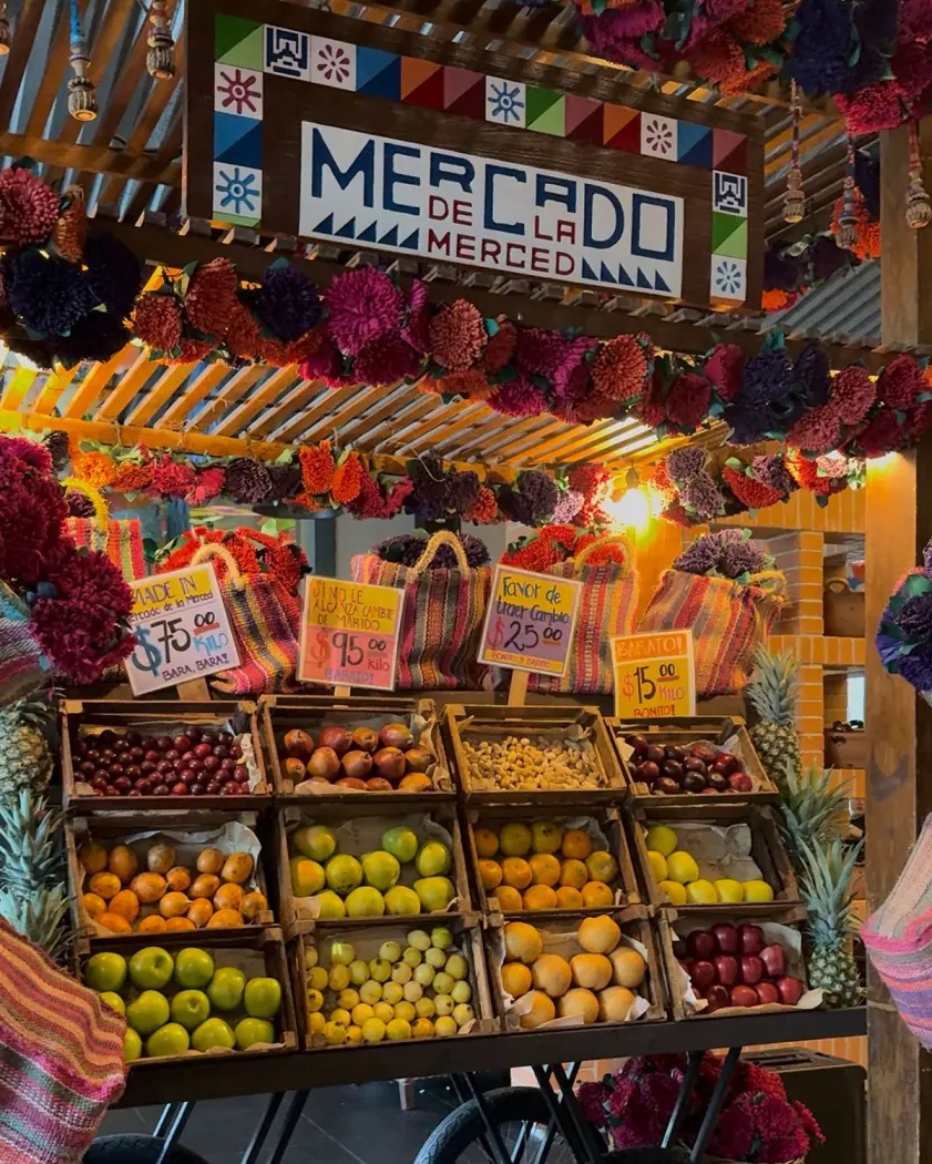 An archival fruit-stall photograph labelled Mercado N° 1 de Surquillo